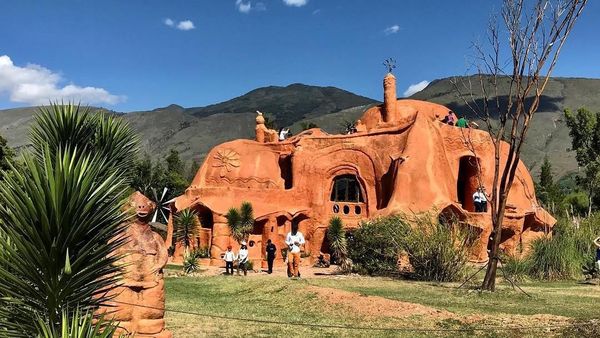 Rumah Tanah Liat Serasa Rumah Dongeng