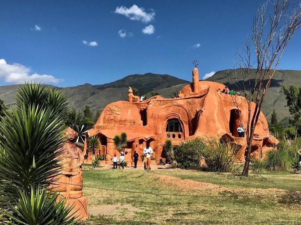 Rumah Tanah Liat Serasa Rumah Dongeng
