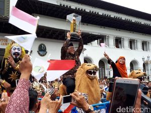 Raih Penghargaan Tertinggi, Aher Diarak dari Stasiun hingga Gedung Sate Raih Penghargaan Tertinggi, Aher Diarak dari Stasiun hingga Gedung Sate