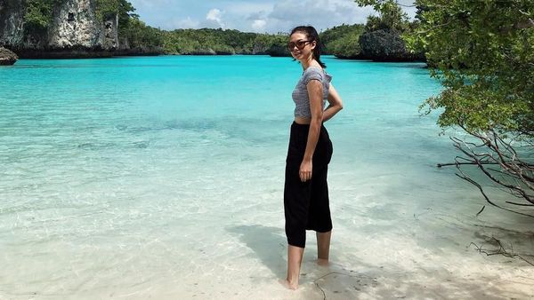 Foto: Yuki Kato dan Laguna Cantik Pulau Bair
