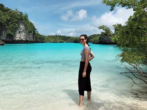 Foto: Yuki Kato dan Laguna Cantik Pulau Bair
