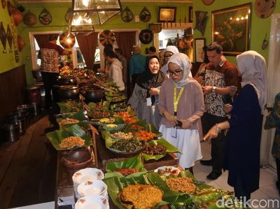 Begini Keseruan Angga Yanti dan 16 Temannya Ketika DiTraktir Detikcom