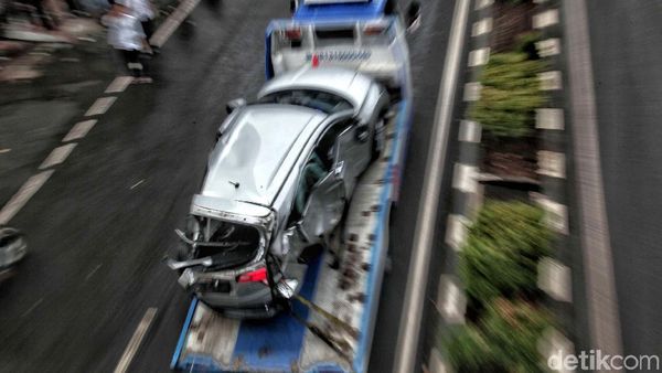 Mobil Crossover yang Ditabrak Kopaja Dievakuasi