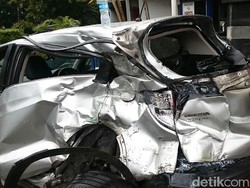 Diseruduk Kopaja, Mobil Ini Ringsek di Jl Rasuna Said