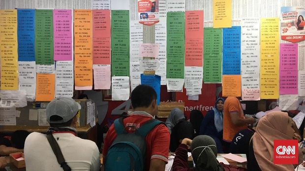 Nomor kartu prabayar dari berbagai operator telekomunikasi ditawarkan di salah satu pusat perbelanjaan. Jakarta, Kamis, 26 April 2018. Kementrian Komunikasi dan Informatika (Kemenkominfo) bersama Badan Regulasi Telekomunikasi Indonesia (BRTI) dan Asosiasi Penyelenggara Telekomunikasi Seluruh Indonesia (ATSI) terus melakukan pembersihan nomor prabayar teregistrasi data kependudukan. Hingga kini, ada 328 juta kartu prabayar yang teregistrasi dengan menggunakan kartu kependudukan yang benar.