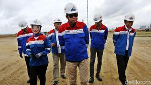 Pakai Kacamata Hitam, Jonan Cek Proyek Kilang Minyak di Balikpapan