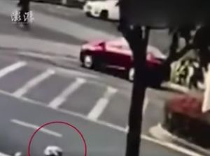 Duh! Bayi Menggelinding Saat Pintu Mobil Terbuka di Tengah Jalan