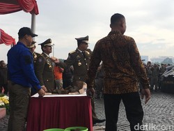 Saat Anies-Sandi Lempar Batu ke Satpol PP