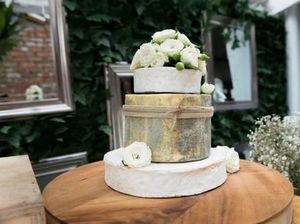 Tumpukan Keju yang Dibuat Mirip Kue Pengantin Kini Sedang Ngetren!