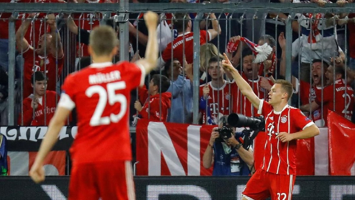 Pemain Bayern Munich Joshua Kimmich (kanan) merayakan gol ke gawang Real Madrid tengah pekan lalu. (Foto: Kai Pfaffenbach/Reuters)