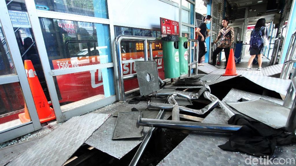 Masih Porak Poranda, Halte TransJ Simprug Sudah Dioperasikan Masih Porak Poranda, Halte TransJ Simprug Sudah Dioperasikan