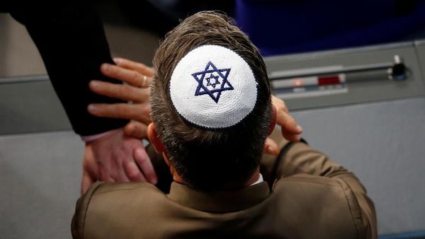 Foto: Tak Dianjurkan, Anggota Parlemen Jerman Tetap Pakai Kippah