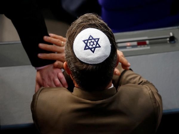 Foto: Tak Dianjurkan, Anggota Parlemen Jerman Tetap Pakai Kippah
