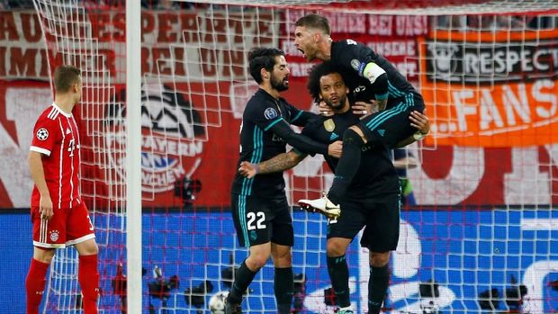 Soccer Football - Champions League Semi Final First Leg - Bayern Munich vs Real Madrid - Allianz Arena, Munich, Germany - April 25, 2018   Real Madrid's Marcelo celebrates with Isco and Sergio Ramos after scoring their first goal    REUTERS/Michaela Rehle