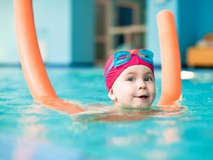 5 Manfaat Berenang untuk Anak