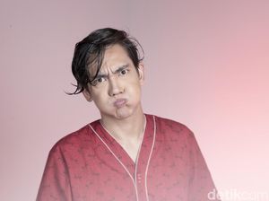 Serunya Impersonate Game Bareng Adipati Dolken