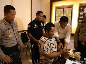 Polisi soal Kejiwaan Rendra: Orang Gila Nggak Mungkin Bawa Mobil Polisi soal Kejiwaan Rendra: Orang Gila Nggak Mungkin Bawa Mobil