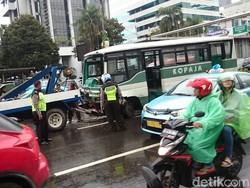 Detik-detik Kopaja Ugal-ugalan Seruduk HRV di Kuningan