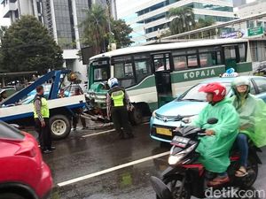 Detik-detik Kopaja Ugal-ugalan Seruduk HRV di Kuningan Detik-detik Kopaja Ugal-ugalan Seruduk HRV di Kuningan