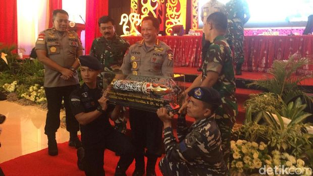 Panglima Tentara Nasional Indonesia dan Kapolri menerima cendera mata