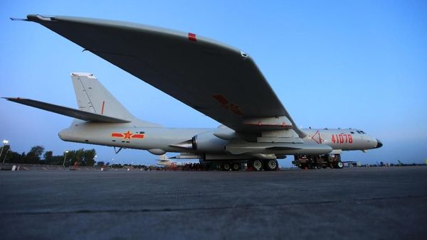 Foto Pesawat Pengebom China yang Patroli Keliling Taiwan