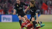 James Rodriguez pun terpaksa harus dihentikan oleh Dani Carvajal dan Luka Modric. (Foto: Thorsten Wagner/Reuters)