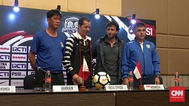 Luis Milla dan para pelatih tiga timnas di PSSI Anniversary Cup 2018.
