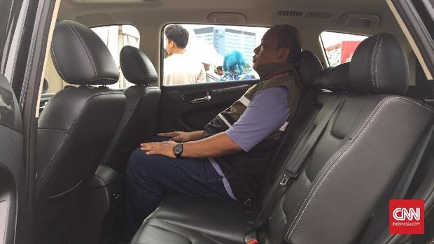 Penumpang dengan tinggi badan 175 cm duduk di kursi baris kedua.