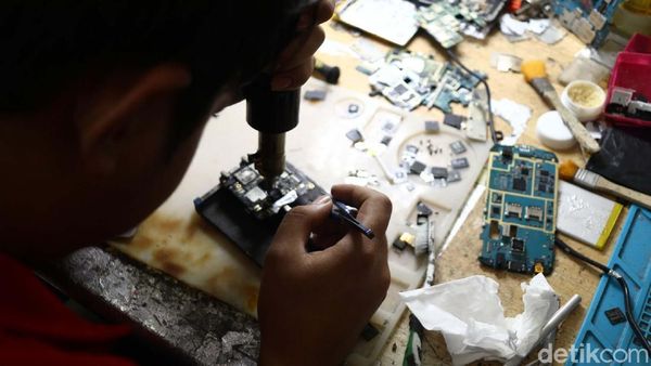 Onderdil HP Mahal Karena Dolar AS Ngamuk