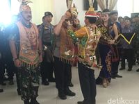 Tiba di Palangka Raya, Panglima Tentara Nasional Indonesia dan Kapolri Dapat Gelar Adat