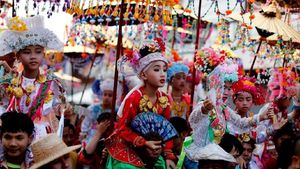 Foto: Ritual Membersihkan Diri di Thailand