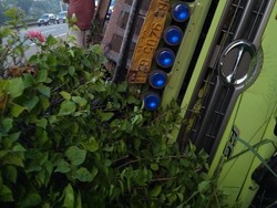 Truk Masuk ke Parit Pinggir Tol Tangerang-Jakarta, Lalin Lancar