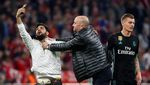 Foto: Aksi Tarik dan Tekel Penyusup Lapangan kepada Ribery