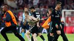 Foto: Aksi Tarik dan Tekel Penyusup Lapangan kepada Ribery