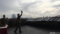 Aksi Anies-Sandi Uji Kekuatan Satpol PP Dengan Lemparan Batu