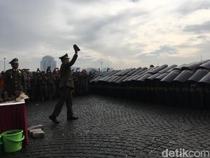 Aksi Anies-Sandi Uji Kekuatan Satpol PP Dengan Lemparan Batu