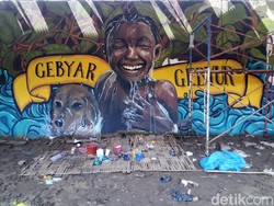 Anak-anak Muda yang Memulas Tembok Penahan Banjir Bengawan Solo