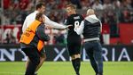 Foto: Aksi Tarik dan Tekel Penyusup Lapangan kepada Ribery
