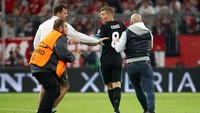Ada beberapa penyusup lapangan di laga Bayern vs Madrid. Salah satunya memburu Toni Kroos. (Foto: Michael Dalder/Reuters)
