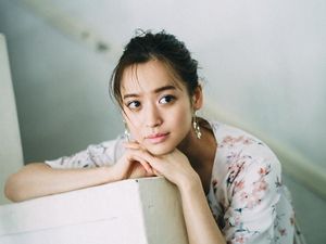 Ini Model Cantik yang Dilempar Handuk Bruno Mars Karena Sibuk Selfie