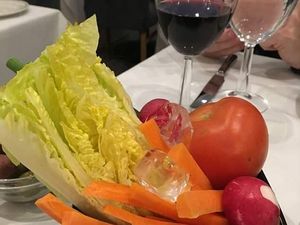 Wanita Ini Bingung Karena Disajikan Salad Sayuran Utuh di Restoran Lebanon