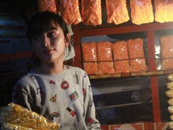 Viral Gadis Cantik Penjual Popcorn, Kisahnya Tak Seperti yang Dibayangkan