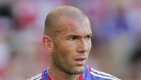 Di posisi playmaker, Zinedine Zidane jelas yang paling tepat. Ia turut mengantar Prancis menjuarai Piala Dunia 1998. (Foto: Mike Hewitt/Getty Images)