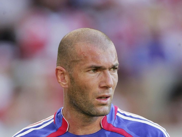 STUTTGART, GERMANY - JUNE 13:  Zinedine Zidane of France looks on during the FIFA World Cup Germany 2006 Group G match between France and Switzerland at the Gottlieb-Daimler Stadium on June 13, 2006 in Stuttgart, Germany.    (Photo by Mike Hewitt/Getty Images)