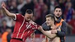 Foto: Aksi Tarik dan Tekel Penyusup Lapangan kepada Ribery