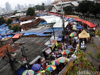 Foto: PKL Kuasai Trotoar Jalan Jatibaru dan Blok F Tanah Abang