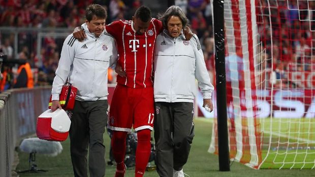 Jerome Boateng menjadi pemain kedua Bayern Munchen yang cedera setelah Arjen Robben pada laga menghadapi Real Madrid di semifinal Liga Champions 2017/2018.