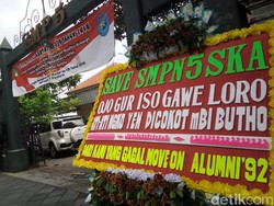 SMPN 5 Surakarta akan Dipindah, Alumni Pasang Karangan Bunga Lucu