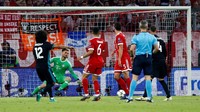 Jelang turun minum, Madrid berhasil menyamakan skor menjadi 1-1 lewat tembakan Marcelo dari depan kotak penalti. (Foto: Michaela Rehle/Reuters)
