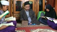 Potret Mamat Guru Ngaji Tanpa Kaki di Ciamis